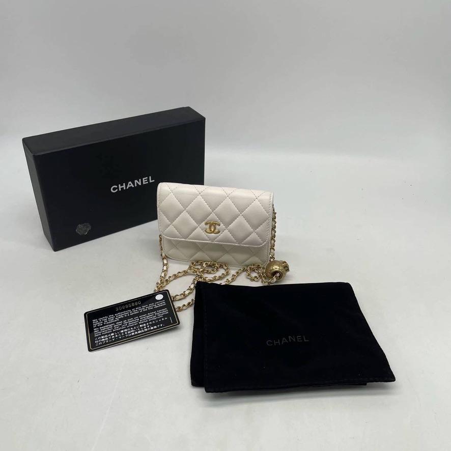 Chanel Mini — Белая стёганая сумка на цепочке